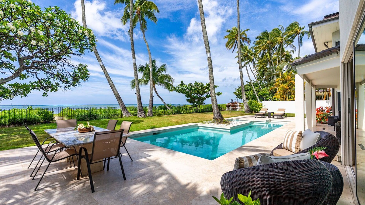 Eastern Honolulu House | Paradise Beach Estate: 6BR Oceanfront Villa w/Pool, Spa & Views