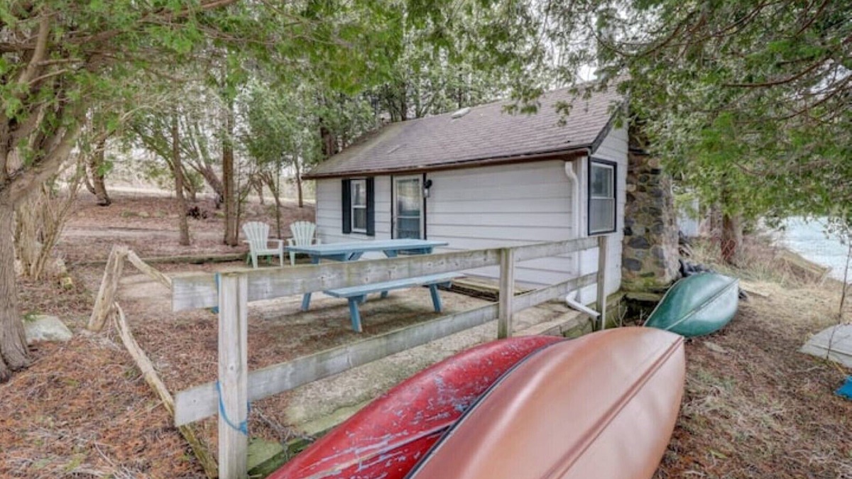 South Bruce Peninsula Cabin | Paradise Cedar Deluxe Lakefront view 2 Bedroom
