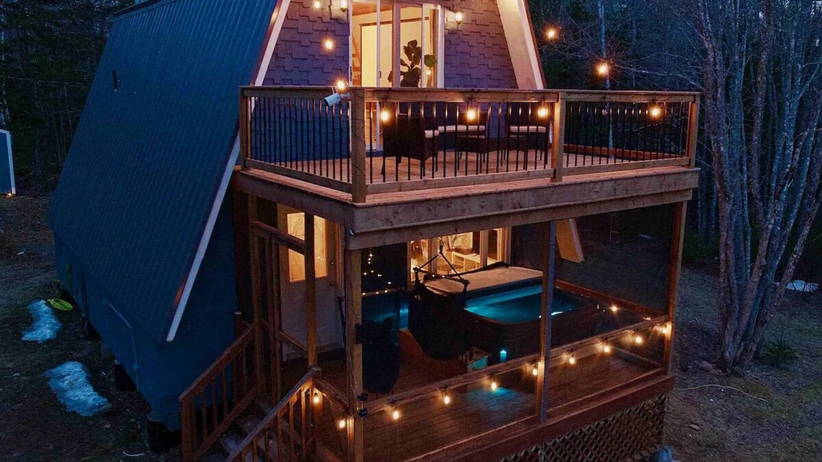 East Dalhousie Cottage | Paradise cove- lakefront cottage with Hot Tub