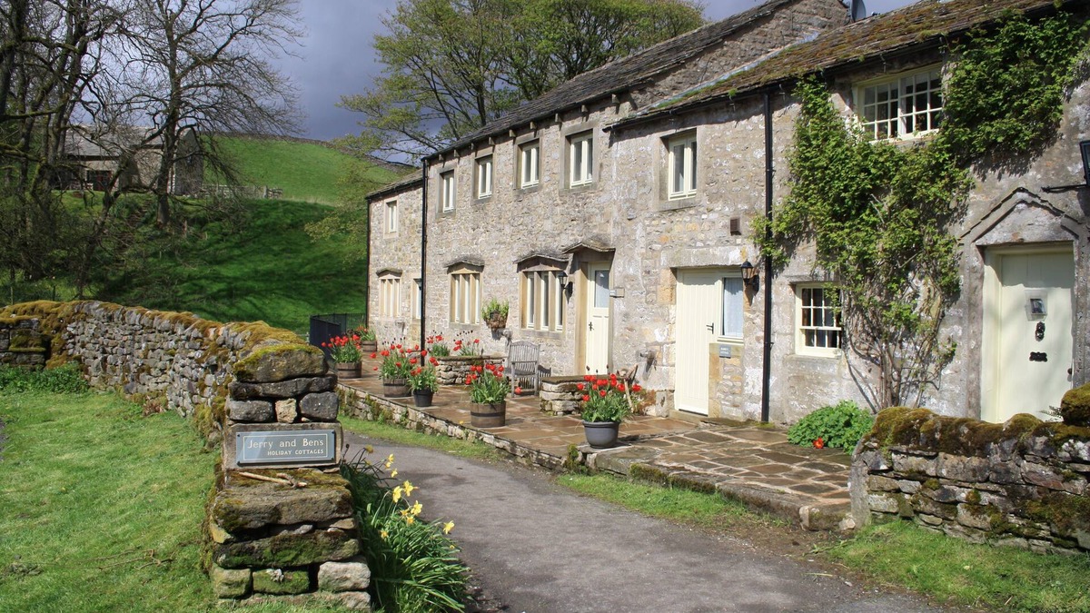 Lofthouse Cottage | Paradise End: Large cottage for families and friends in beautiful rural setting