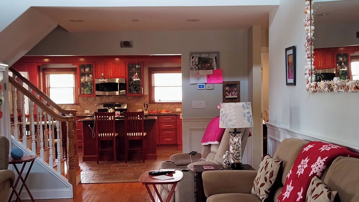 Alden Manor House | Paradise Found: Steps to Private, Residents Beach; Pkwy Access Convenient to All