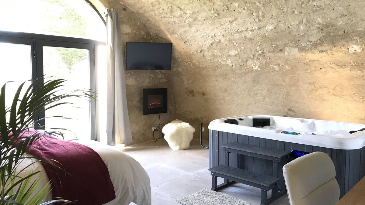 Reillanne House | Paradise Love In Provence: Stone loft with private Jacuzzi