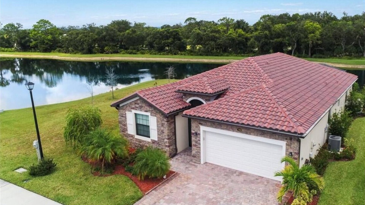 Gran Paradiso House | PARADISE MEETS PRIVACY WITH AMAZING WATER VIEW & HEATED POOL