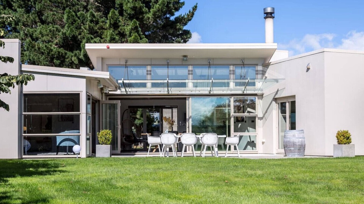 Martinborough Villa | Paradise on Campbell
