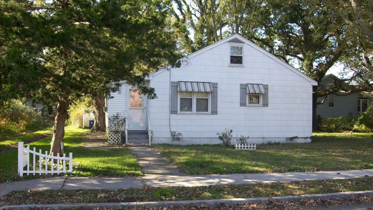 West Cape May House | "Paradise on Pacific", this Sat. to Sat. pet friendly rental sits on a lovely lot on quiet Pacific Ave.