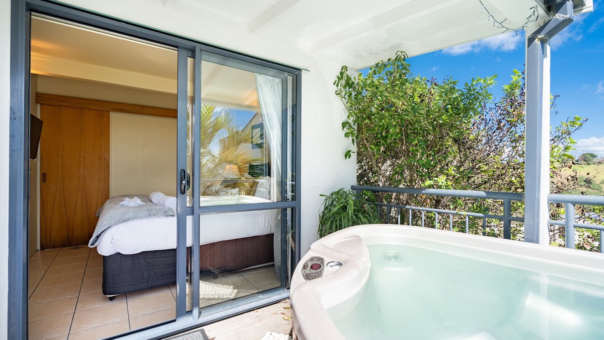 Waiheke Island Villa | Paradise Palm Beach, Hot tub!