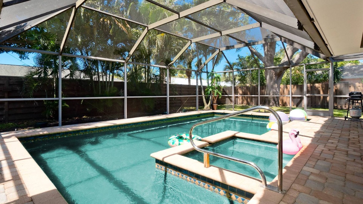 Palma Sola House | Paradise Palms - Private Heated Pool - 7 Mins to Anna Maria Island