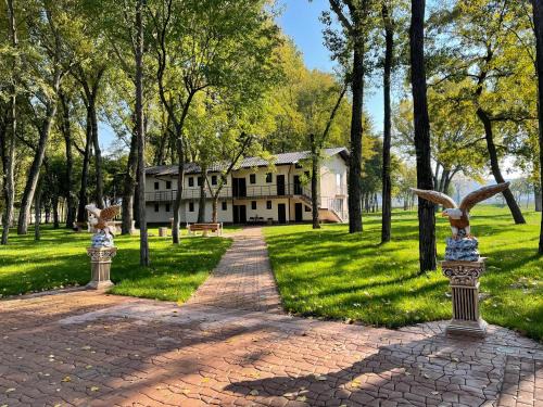 Polski Trambesh House | Paradise Park