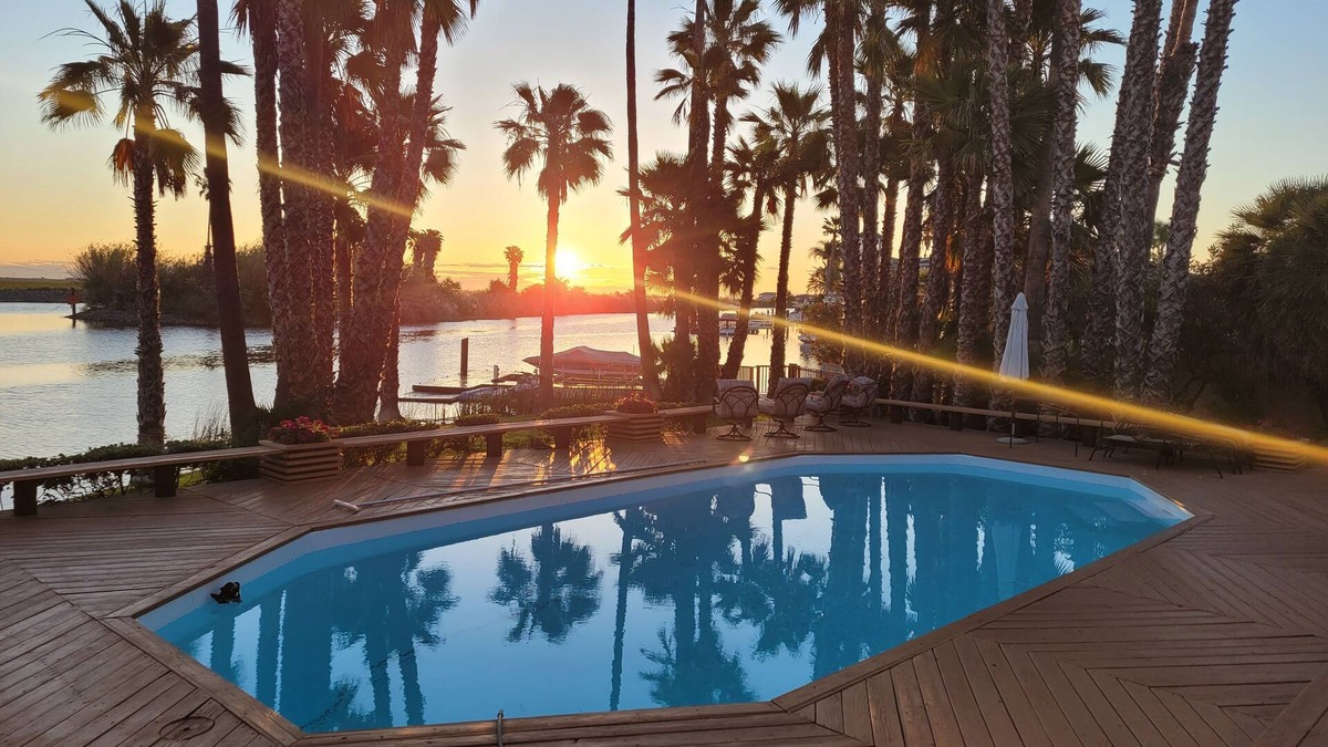 Discovery Bay House | Paradise Point. 1 minute to fast water and a beach! Pool, Spa, Dock. Sleeps 10