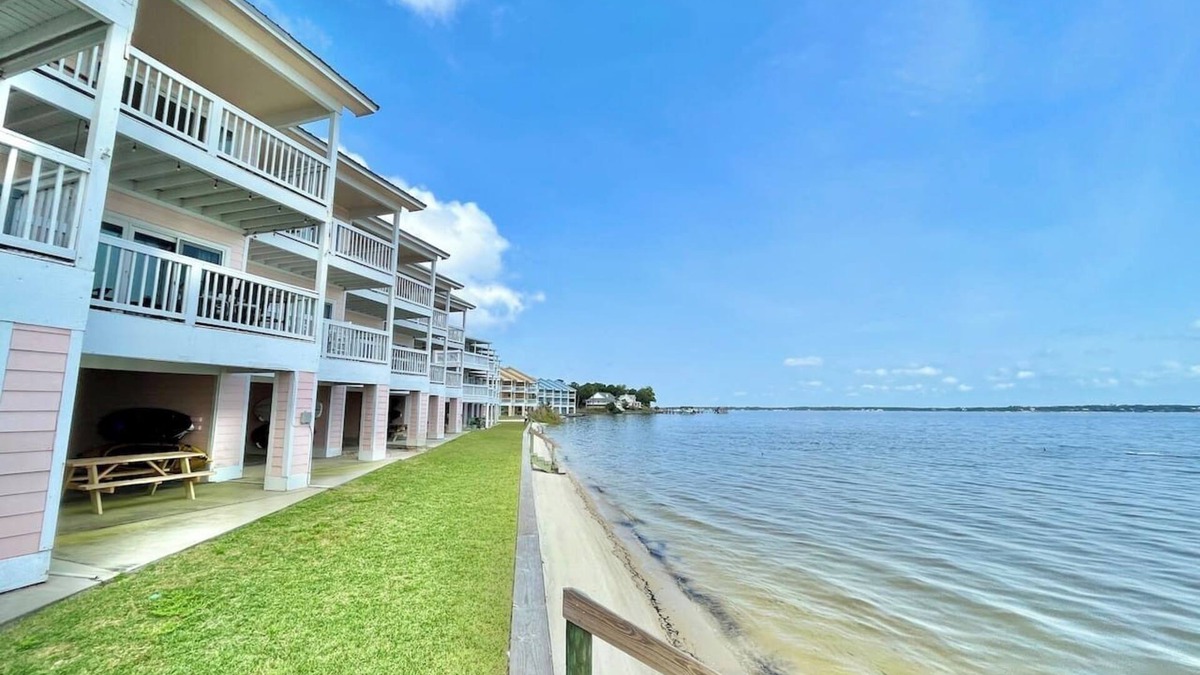 Innerarity Townhomes House | Paradise Point: Waterfront Unit with 2 Kayaks!