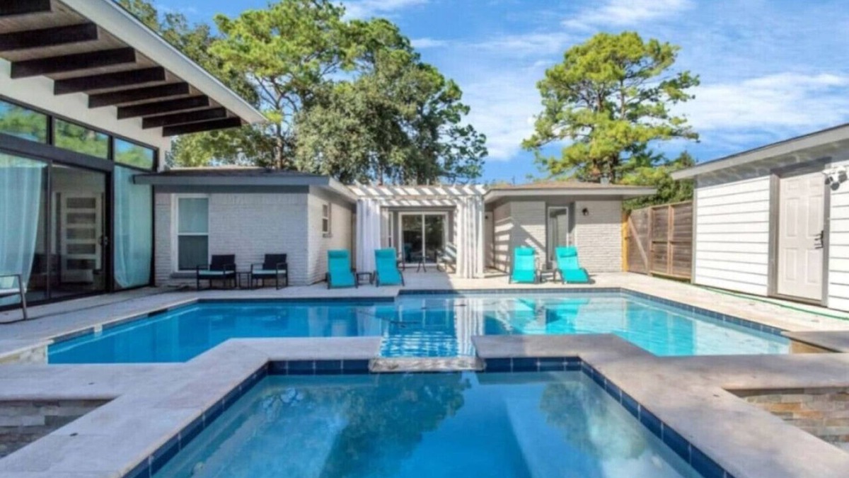 Houston House | Paradise Retreat: Heated Pool, Jacuzzi & 75” TV