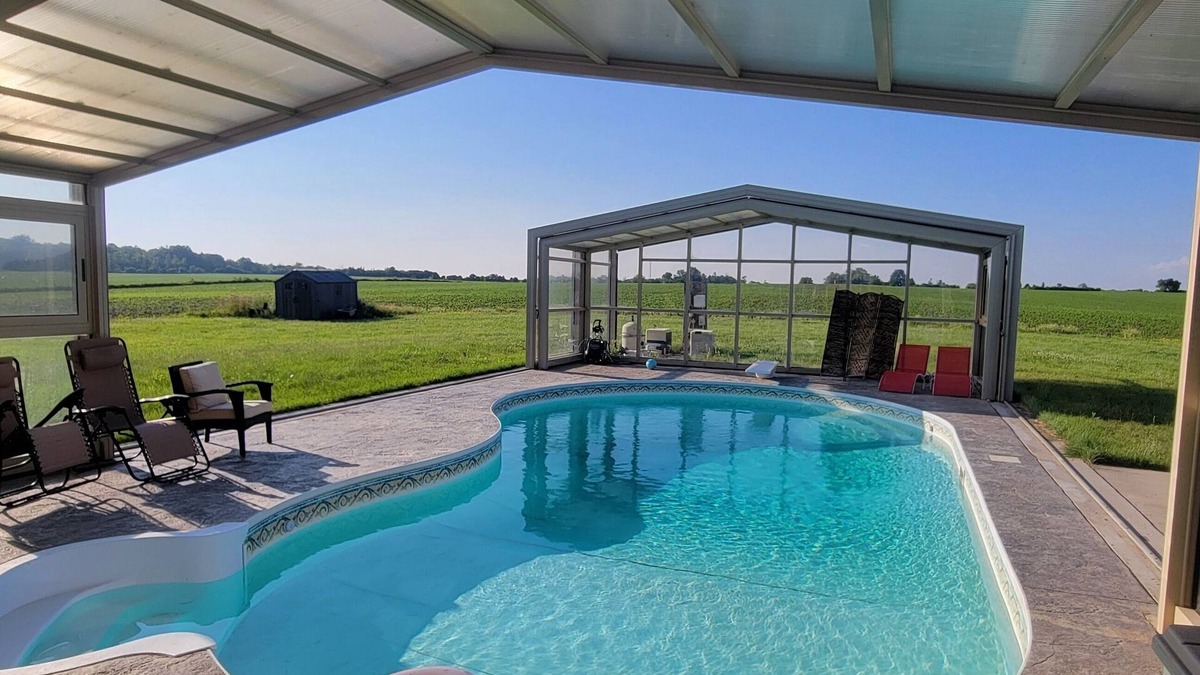 London House | Paradise Retreat. Peaceful escape on 50 acres of greenery, offering privacy.