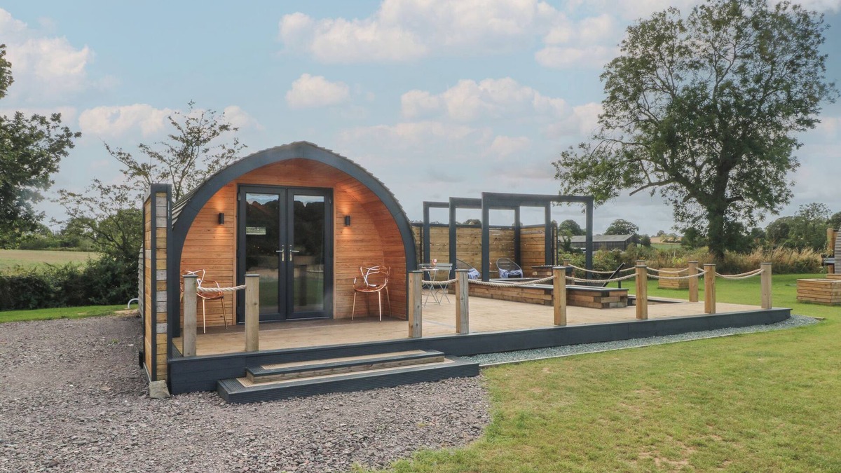 Wollerton Cottage | PARADISE, romantic, with hot tub in Hodnet