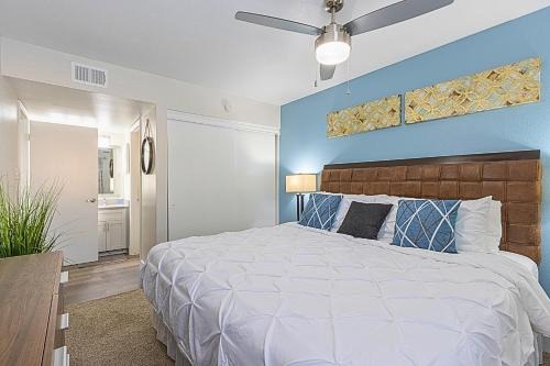 Paradise Valley Village Apartment | Paradise Valley Village-Walk-Dine-Shop-Golf- C254
