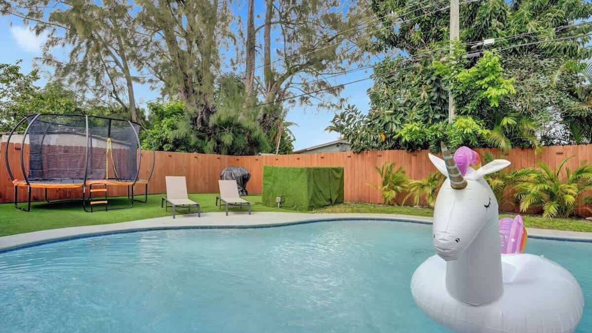 Driftwood Villa | Paradise Villa with Pool, Trampoline and BBQ