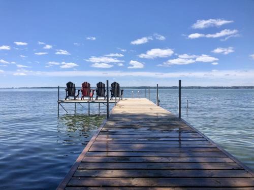 Keswick House | Paradise Waterfront Cottage (35 Min Drive From Toronto)