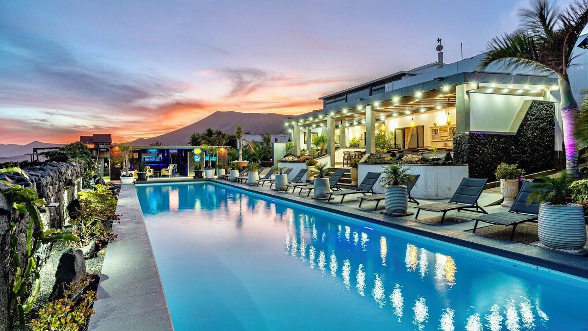 Macher Villa | Paraiso | 10 bedroom luxury villa perfect for family and friends gatherings