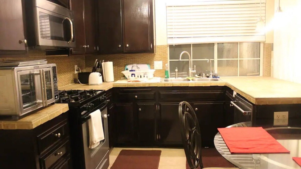 Midway House | Paraiso 5 has a beautiful mountain view. Clean, safe, quiet with parking spots.