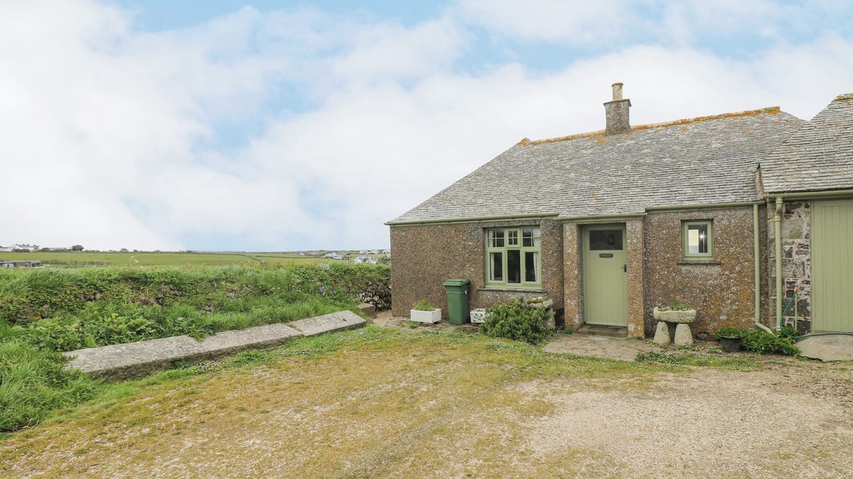 The Lizard Cottage | PARC AN CASTLE COTTAGE, family friendly, with a garden in The Lizard
