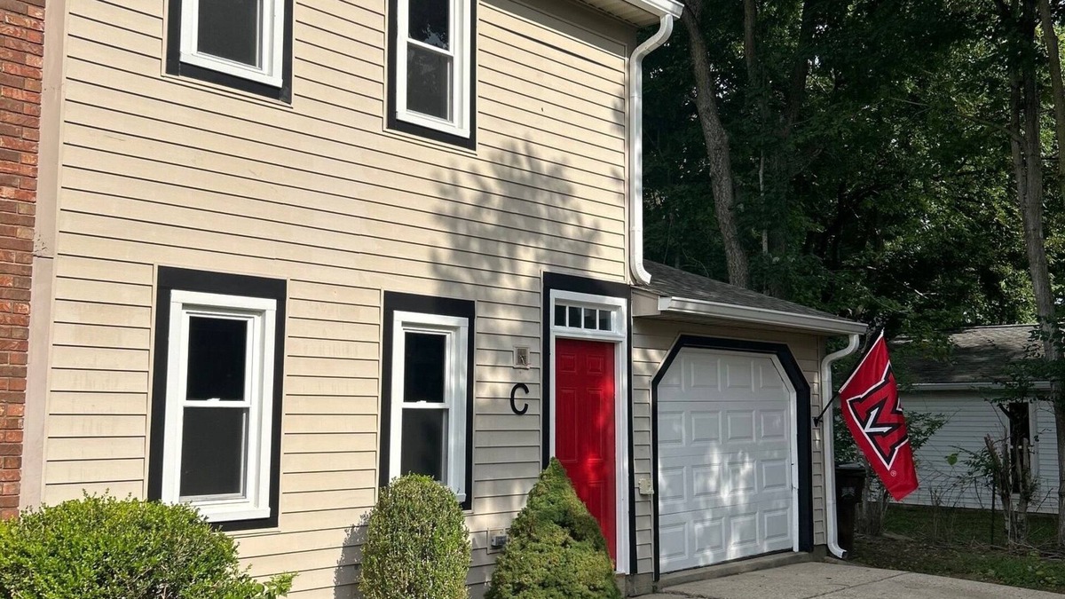 Oxford Apartment | Parent Retreat. Charming 2-bedroom apartment walkable to campus