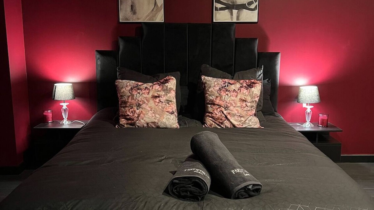 La Ville-du-Bois Apartment | PARENTHESE LOVE : Amour & Tentation - Suite Jacuzzi SPA - Near Orly/Paris