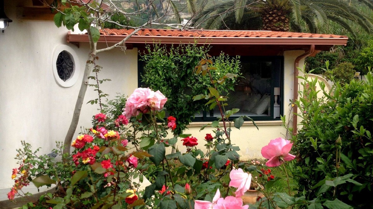 Parghelia Apartment | Parghelia: House with garden.
