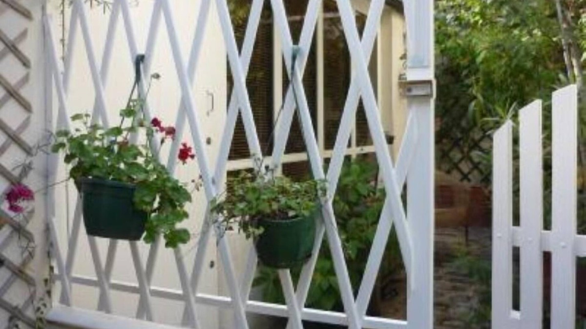 Pere Lachaise Apartment | Paris 20 Pere Lachaise: VERY QUIET STUDIO WITH A TERRACE