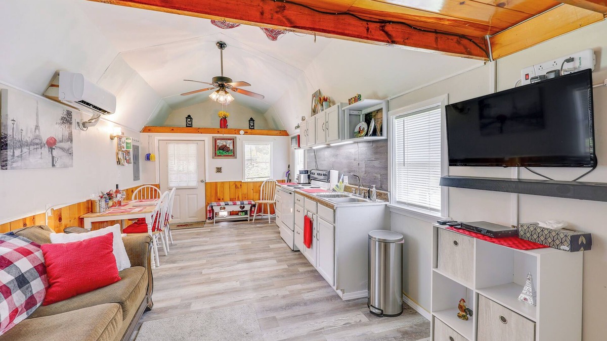 Paris Cabin | Paris Vacation Rental ~ 22 Mi to Mount Magazine!