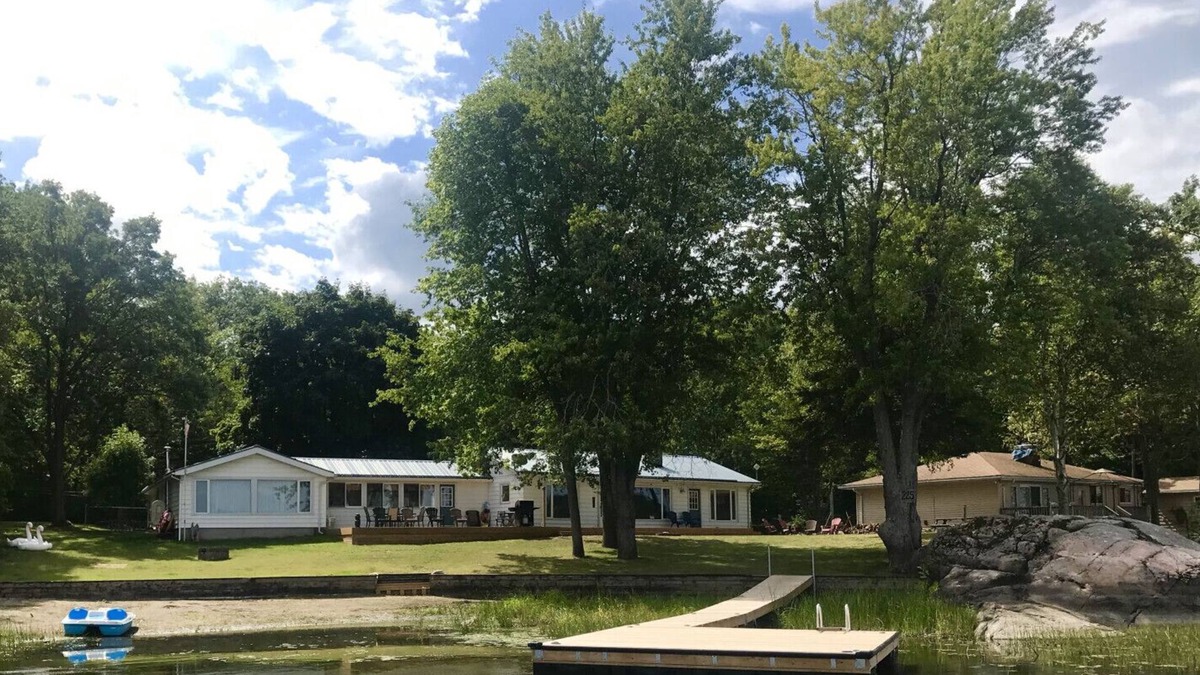 Tweed Cottage | Parisi's Paradise - Trophy Muskie Fishing on Stoco Lake!