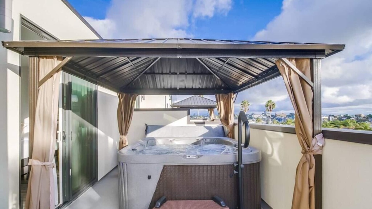 University Heights Apartment | Park Blvd 302 | Newly Built | Spa | Central