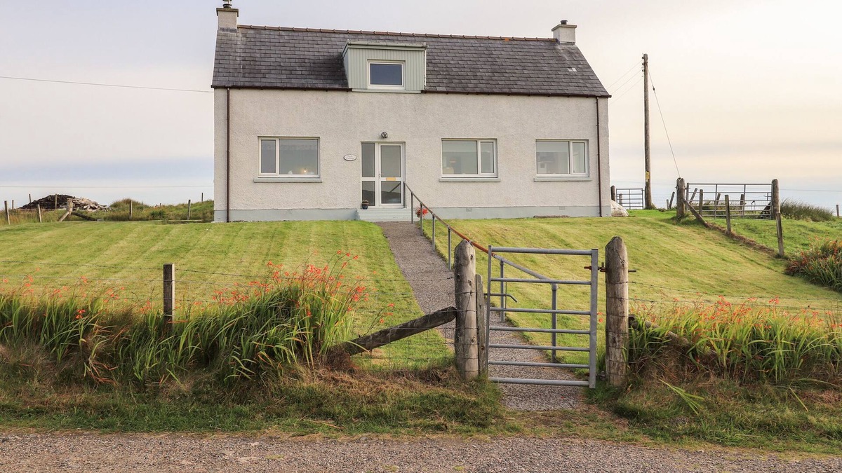 Baleshare Cottage | PARK COTTAGE, pet friendly, with open fire in Claddach Kirkibost