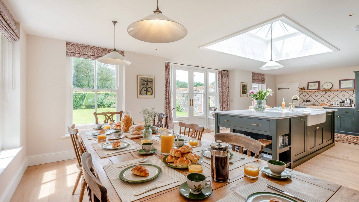 Wymondham House | Park Farmhouse - Seven Bedroom House, Sleeps 14