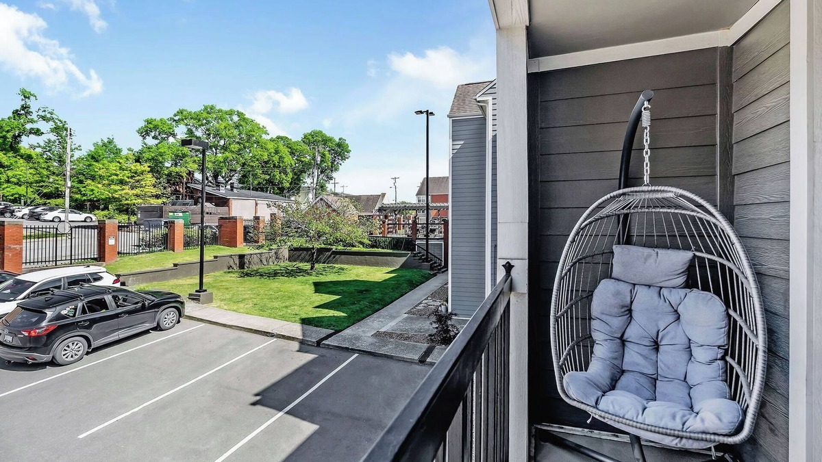 Rutledge Hill Condo | Park Free! Walk 2 Honkytonks! Balcony