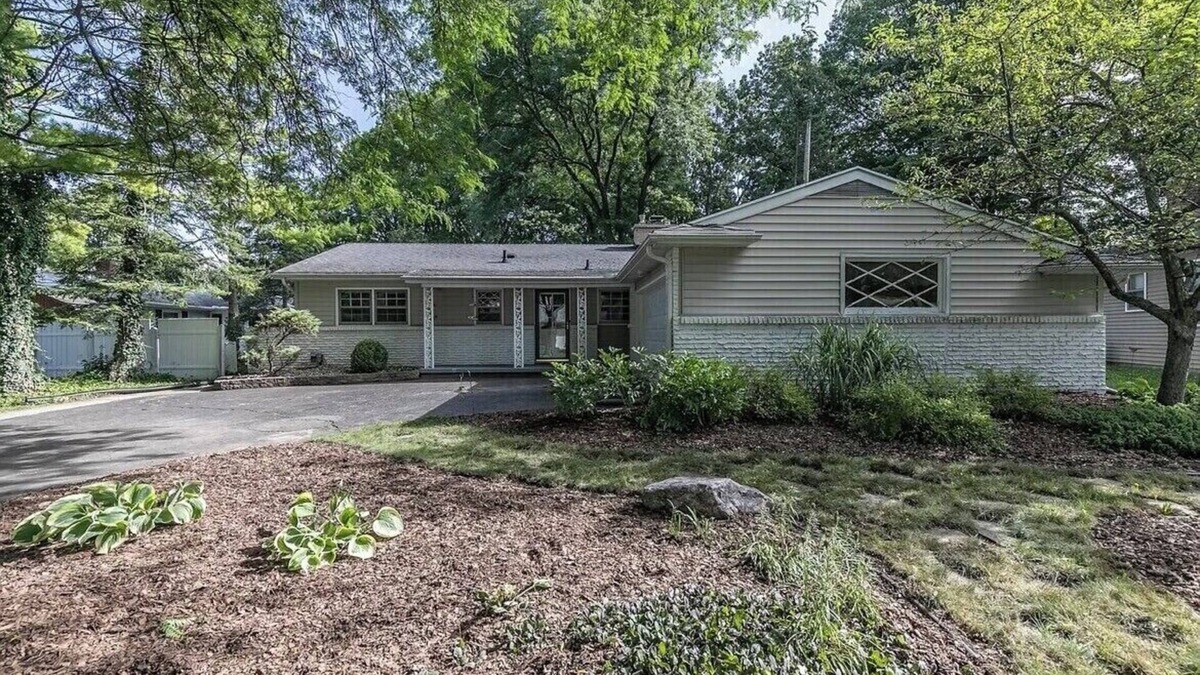 Lansing House | Park-like and sports bar - close to MSU