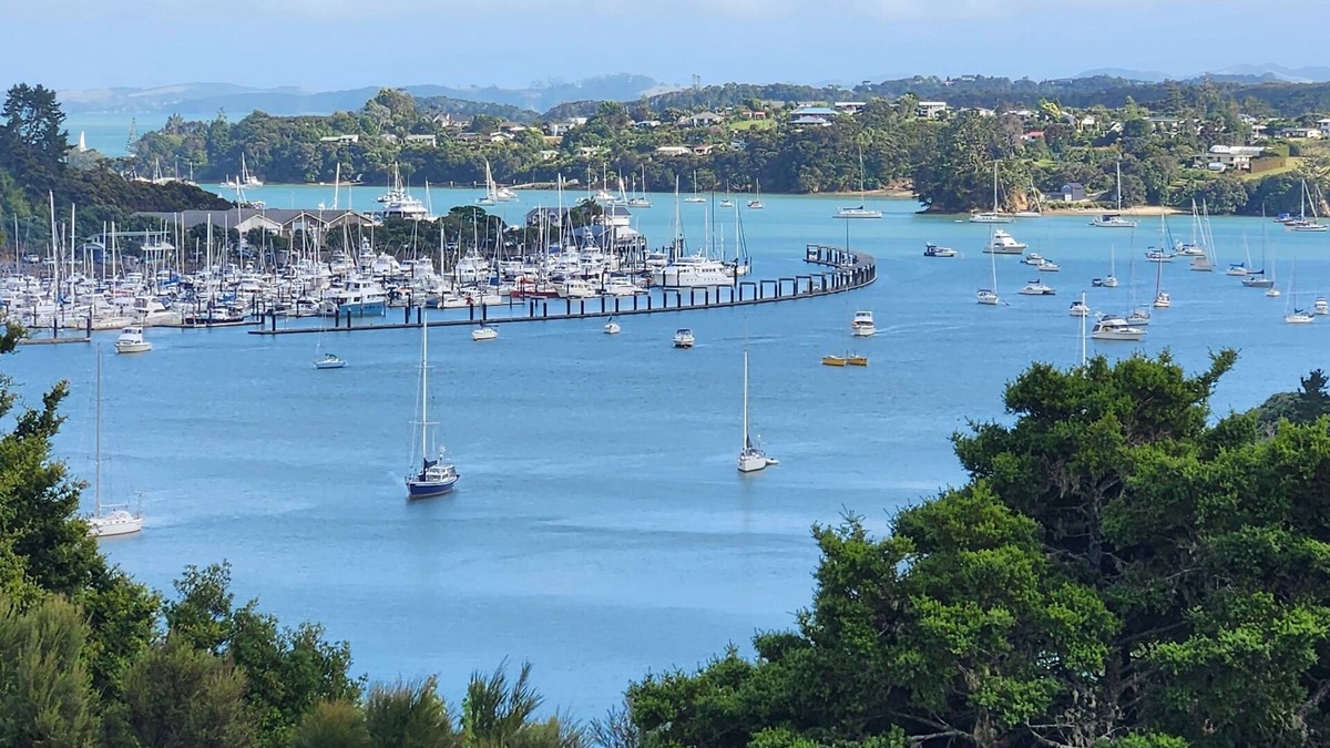 Bay of Islands Cottage | Park-like grounds, stunning sea views & private trail to the water's edge.