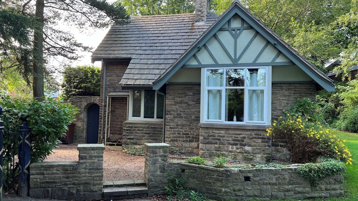 Padfield Cottage | Park Lodge with hot tub. Peak District access with direct trains to Manchester