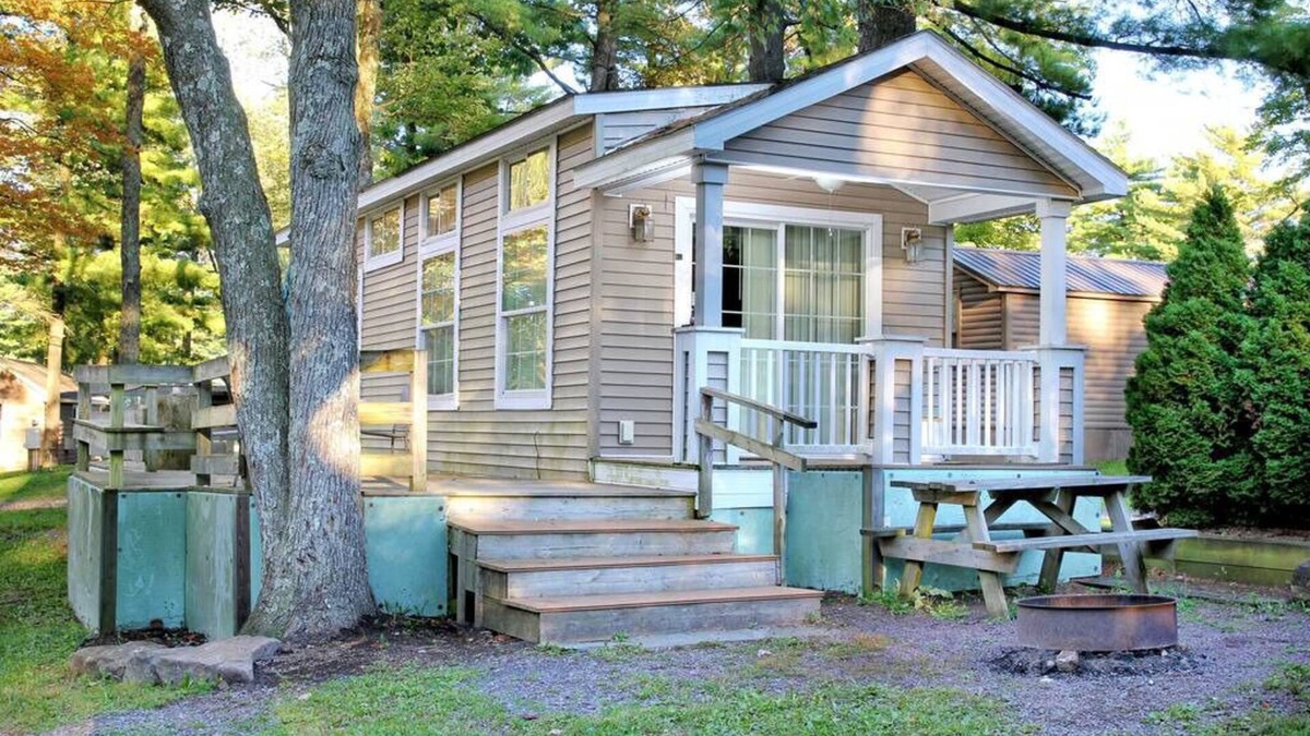Centre Hall Cabin | Park Model 35 w/3 Beds