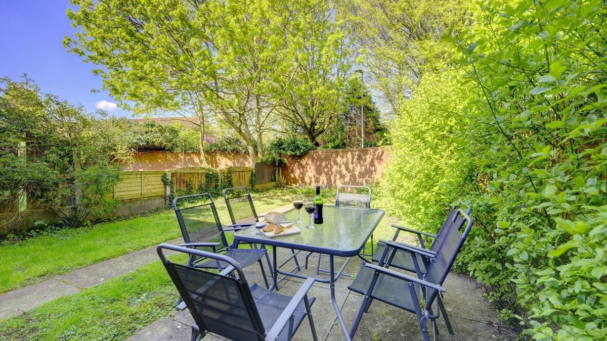 Warrington House | Park View - 4 bedrooms, sleeps 7 family members or 5 contractors