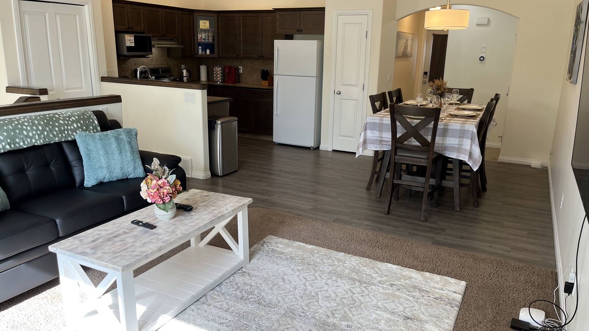 Grande Prairie House | ❤️ Park View, King Bed, Bright, Modern, Fully Stocked