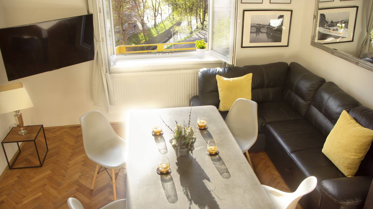 Vysehrad Condo | Park view/Netflix/Balcony/Coffee/Breakfast/Board Games/Books