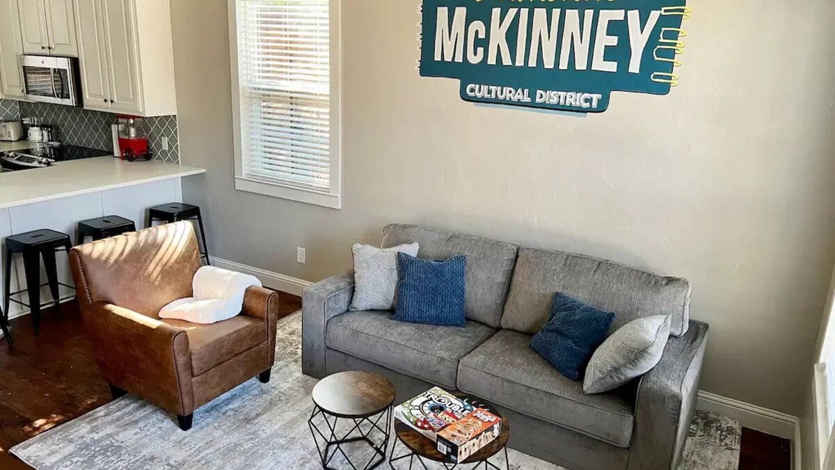 McKinney House | Park View Serenity, walk downtown, across parknn