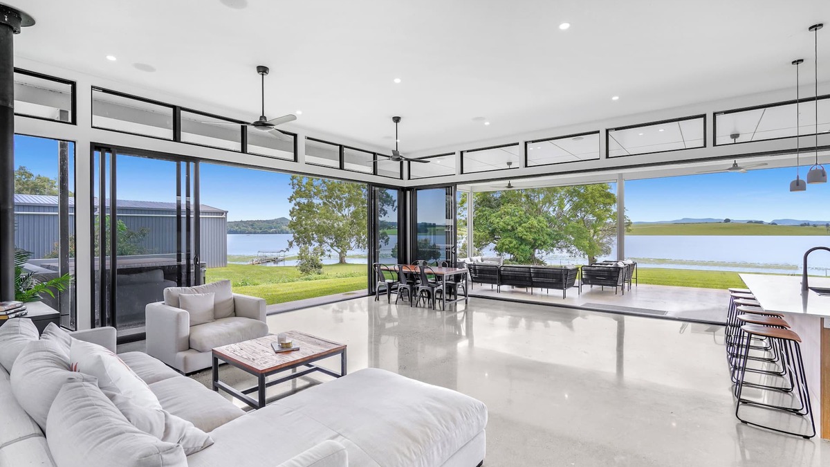 Barrine House | Park your boat on the dock and enjoy the sunsets