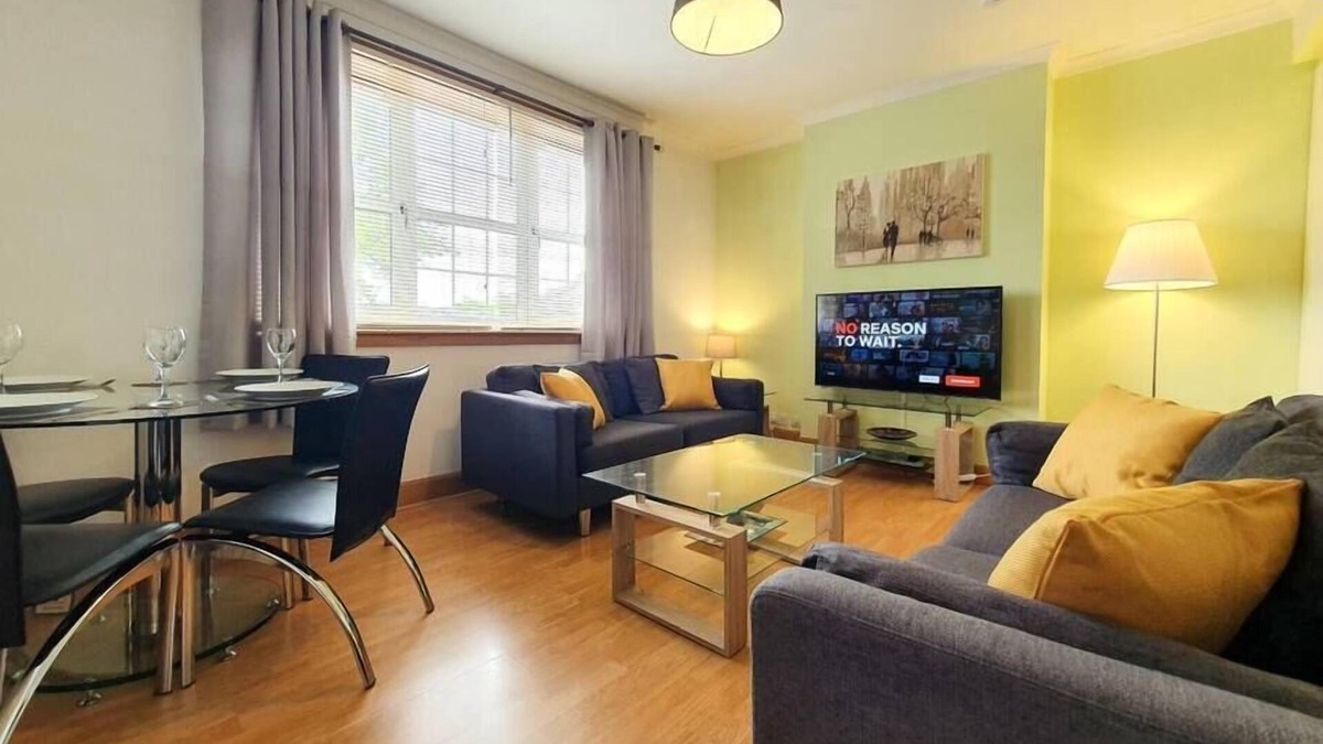 Rosyth Apartment | Parkgate Apartment - Near M90 Amazon Edinburgh