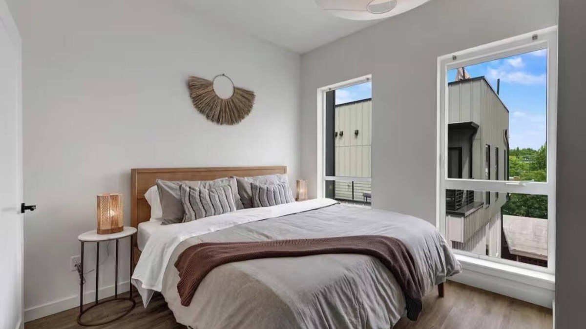 Broadway House | Parking x2, King Beds, AC - Walk to Everything!