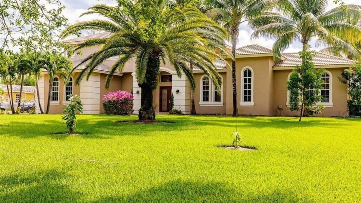 Parkland House | PARKLAND MANSION SPACIOUS & HUGE YARD