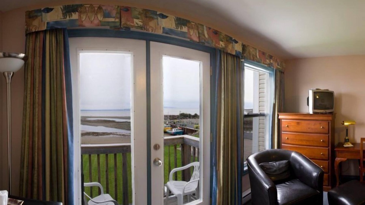 Alma Hotel | Parkland Village Inn
