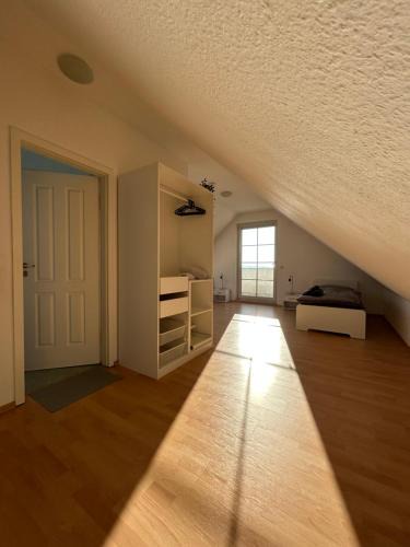 Erlensee Apartment | Parkplätze, Einzelbetten, 2 Balkone, fast Wi-Fi 100 Mbit, Homeoffice, Aufzug, lichtdurchflutet, Panoramablick
