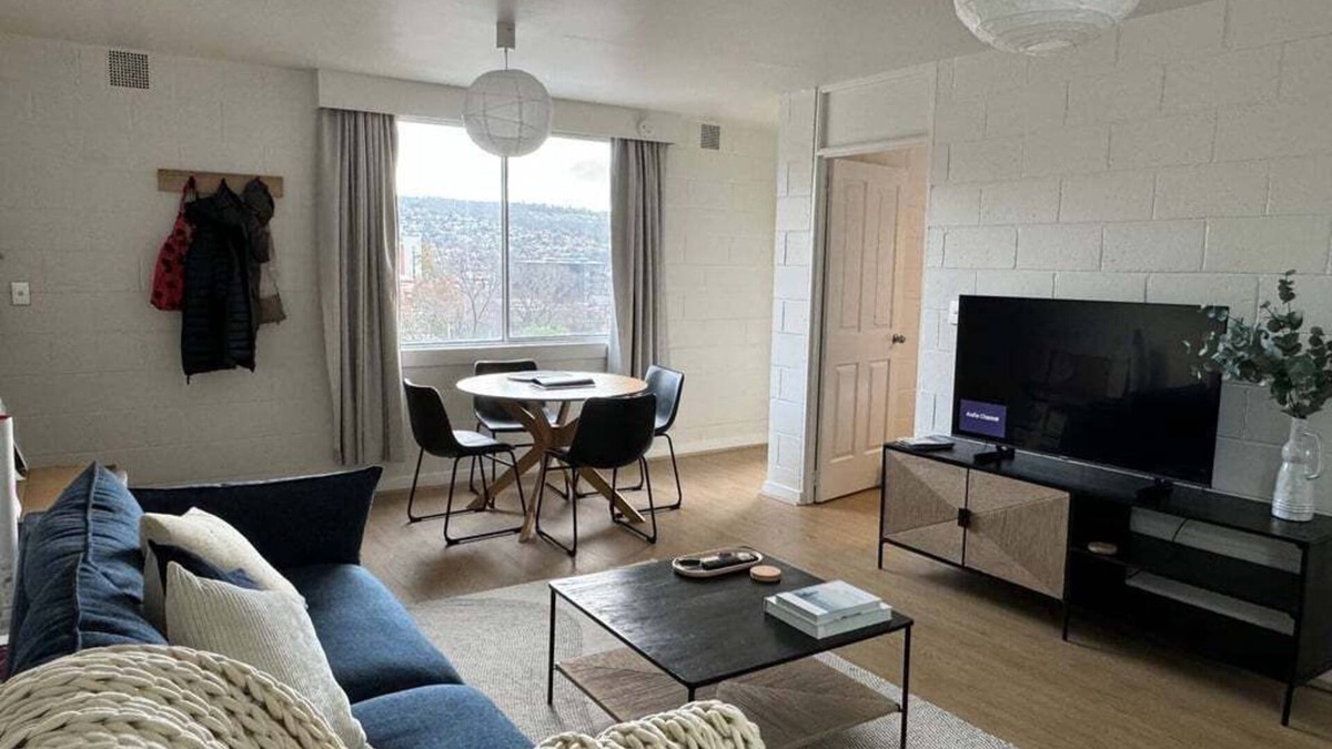 Launceston CBD Apartment | Parkside Apartment CBD with Parking