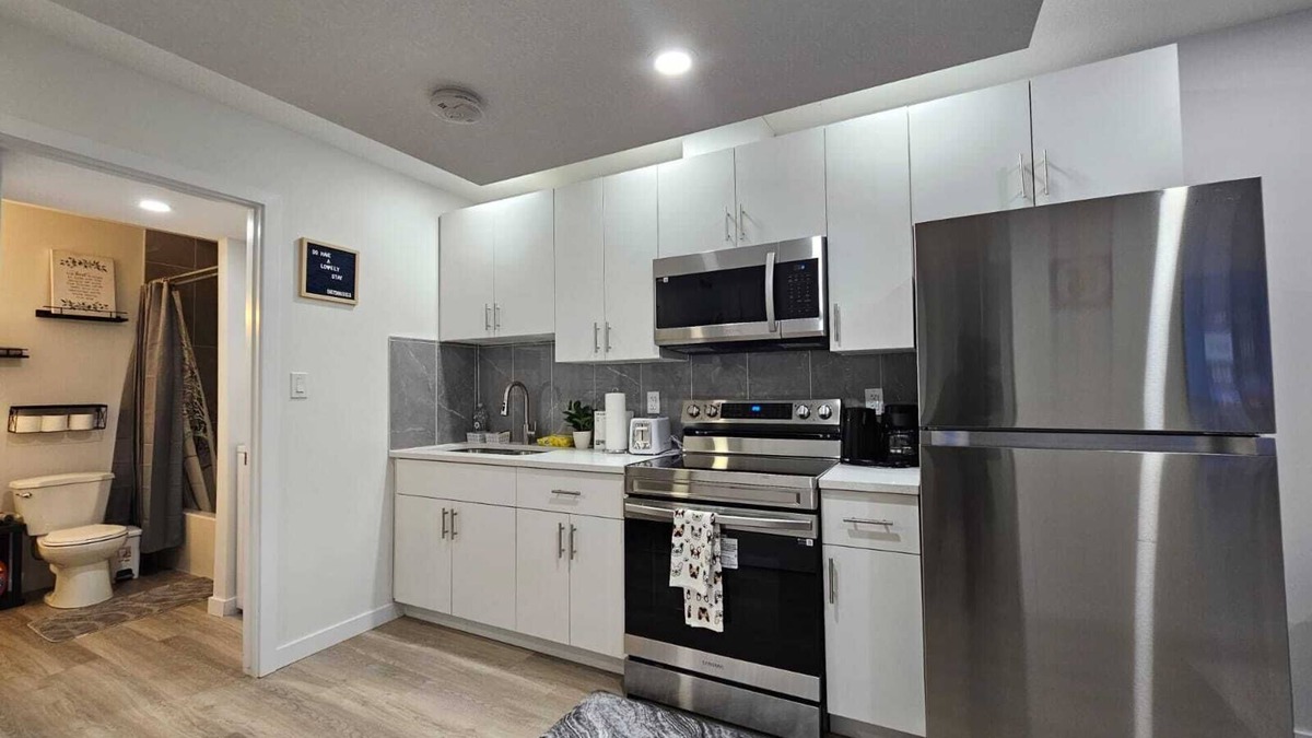 Southwest Edmonton House | Parkside Basement Suite/Netflix, Amazon Prime & Disney