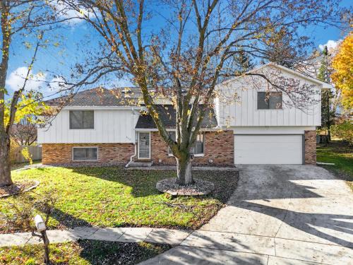 Ames House | Parkside Getaway- Spacious Six Bedroom Home for Families & Friends